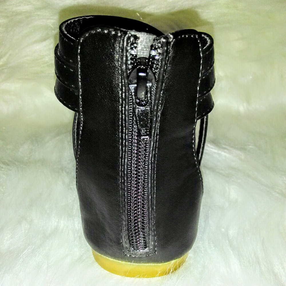 (NEW)! Cute! Black Flat Sandals! - Picture 4 of 8